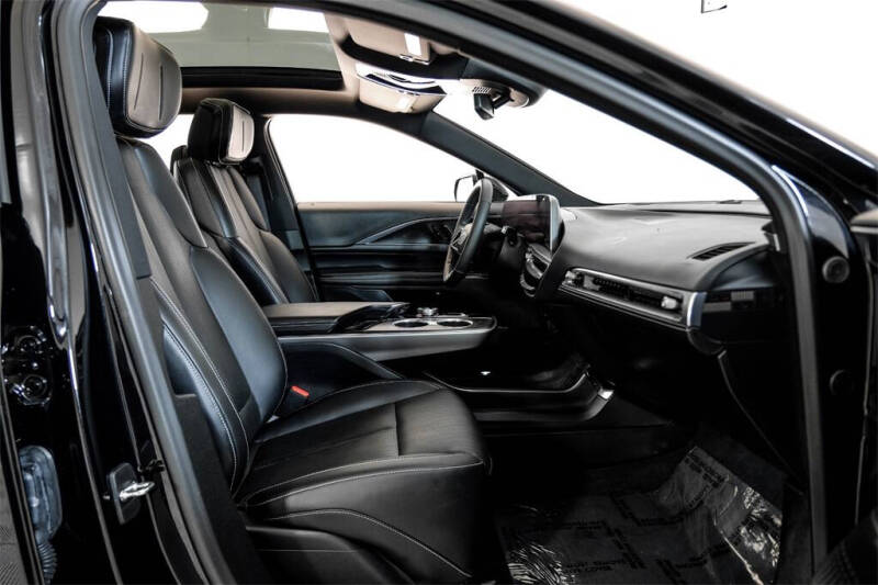 2024 Cadillac LYRIQ Luxury 1