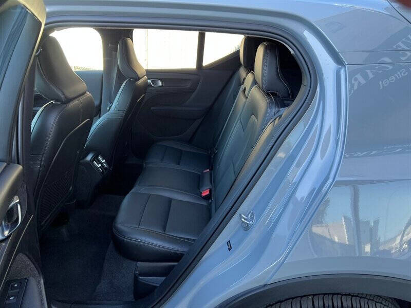 2024 Volvo XC40 B5 Core Dark Theme