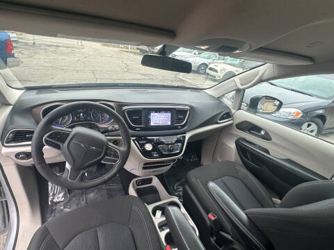 2022 Chrysler Voyager LX