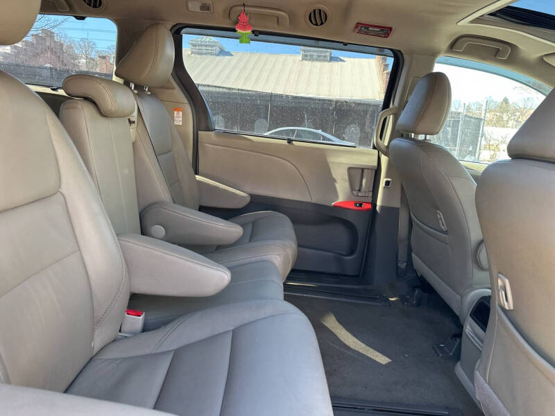 2017 Toyota Sienna XLE 7-Passenger Auto Access Seat