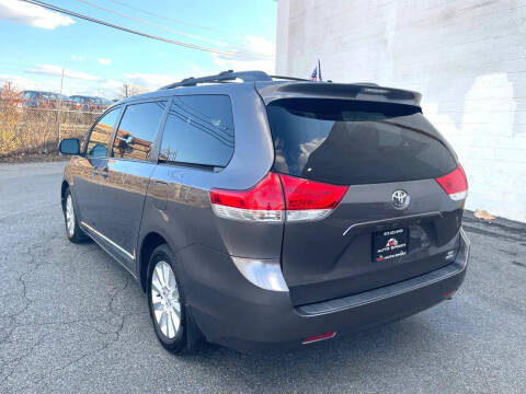 2014 Toyota Sienna LE 7-Passenger