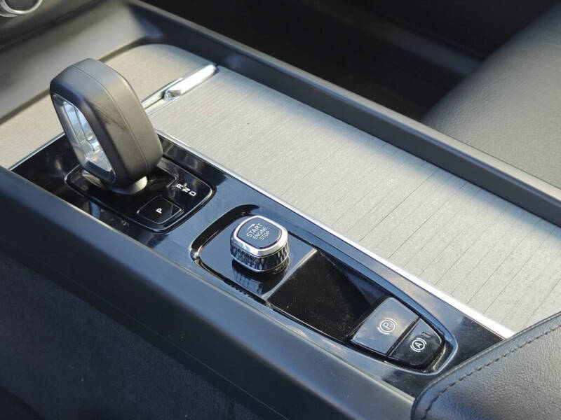 2025 Volvo XC60 B5 Plus Dark Theme