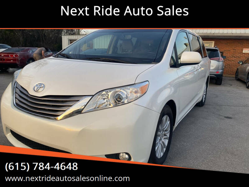 2015 Toyota Sienna XLE's photo