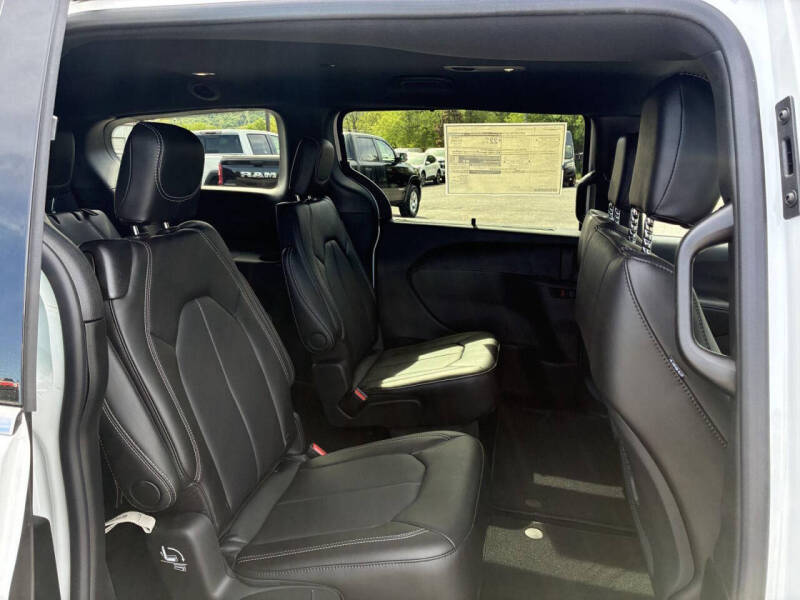 2027 Chrysler Pacifica Select