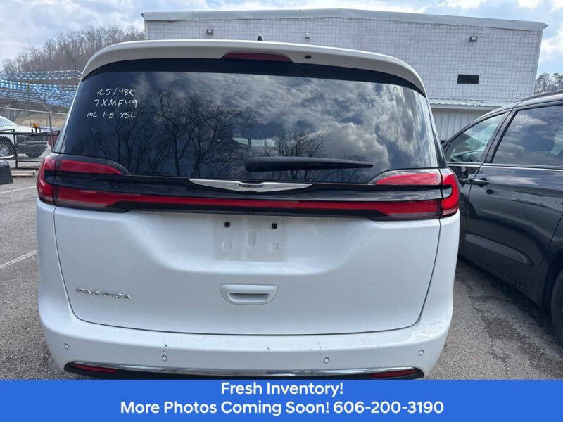 2025 Chrysler Pacifica Select