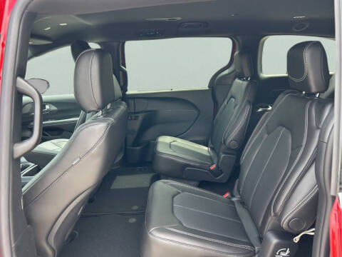2027 Chrysler Pacifica Select