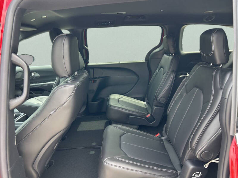 2027 Chrysler Pacifica Select