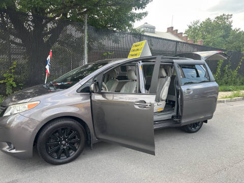 2014 Toyota Sienna XLE 7-Passenger