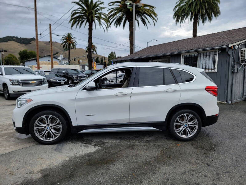 2017 BMW X1 28i photo 4