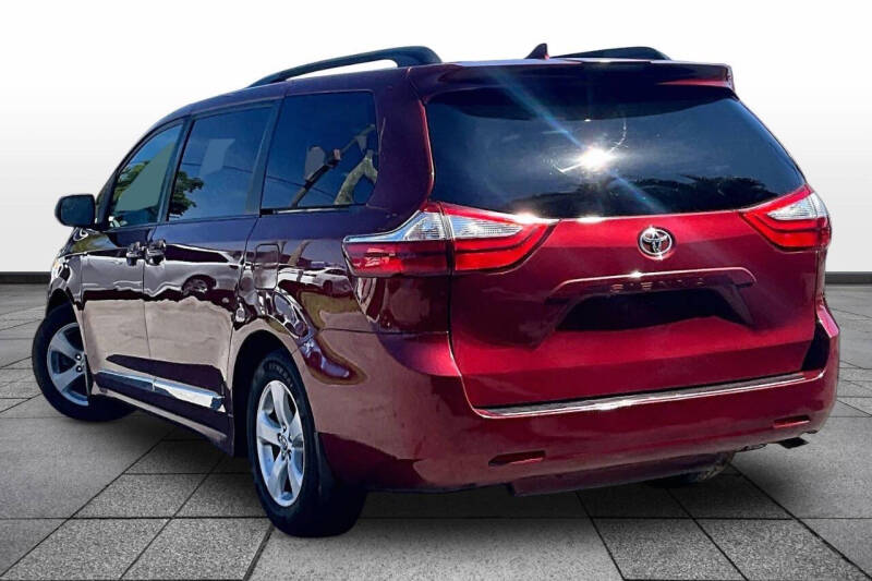 2018 Toyota Sienna LE 8-Passenger
