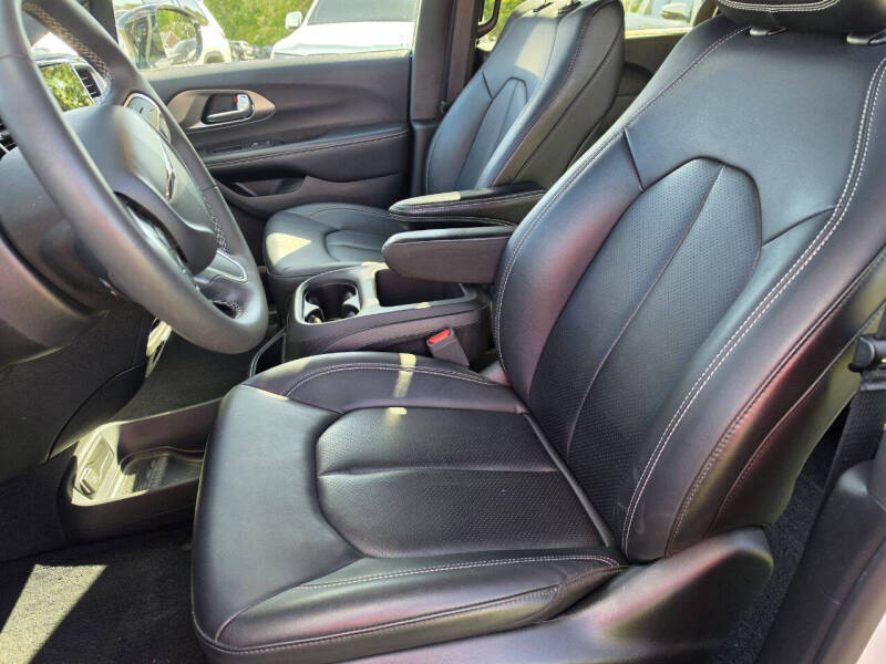 2025 Chrysler Pacifica Select - Photo 8