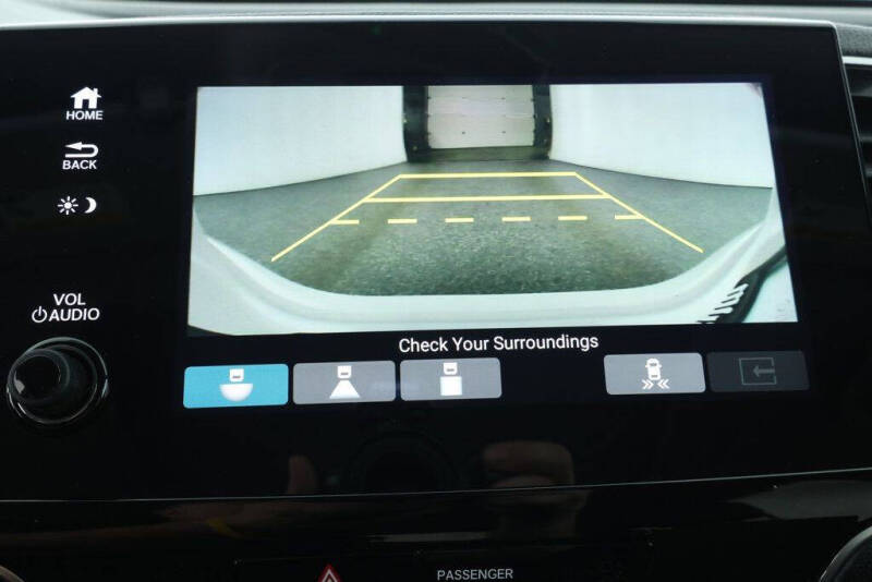 2022 Honda Pilot Touring w/Rear Captain's Chairs