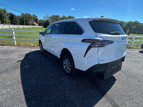 2025 Toyota Sienna LE 8-Passenger