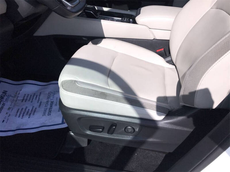 2022 Nissan Pathfinder SL