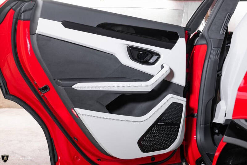 2025 Lamborghini Urus SE