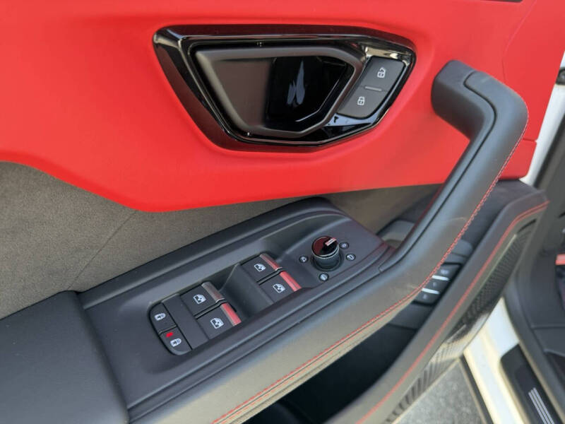 2025 Lamborghini Urus SE