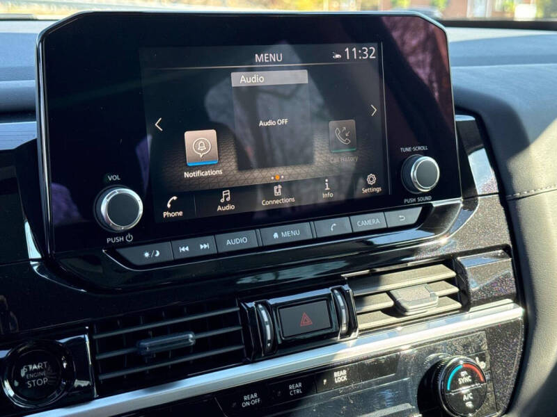 2025 Nissan Pathfinder SV