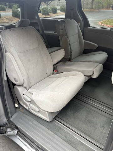 2017 Toyota Sienna LE 7-Passenger Auto Access Seat