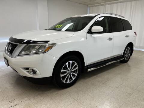 2013 Nissan Pathfinder for sale at Kerns Ford Lincoln in Celina OH