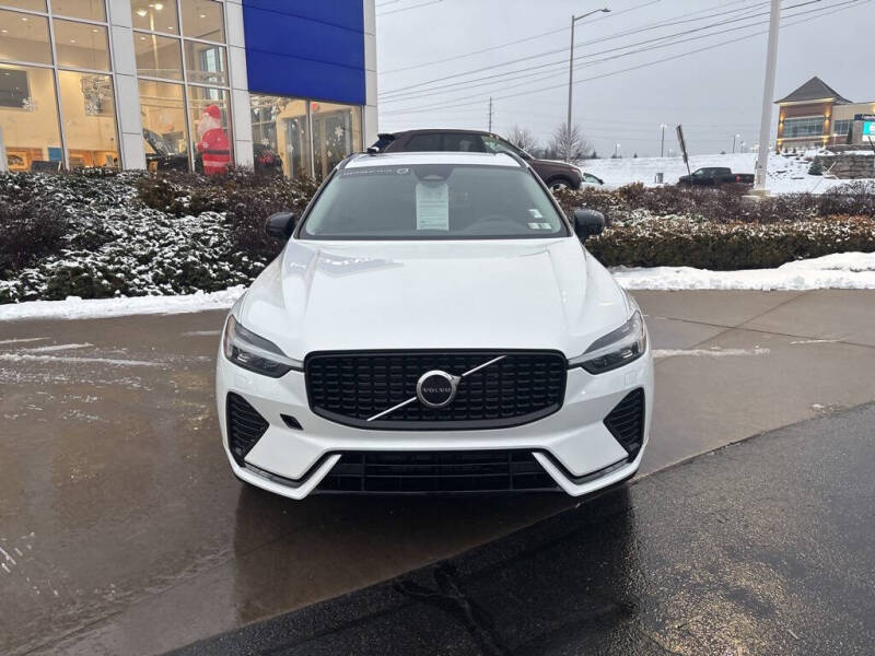 2025 Volvo XC60 B5 Core Dark Theme