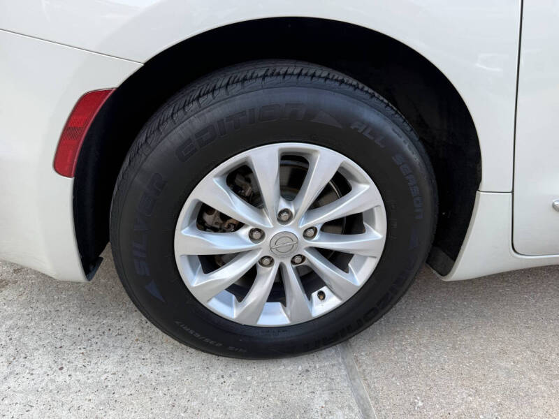 2017 Chrysler Pacifica Touring-L