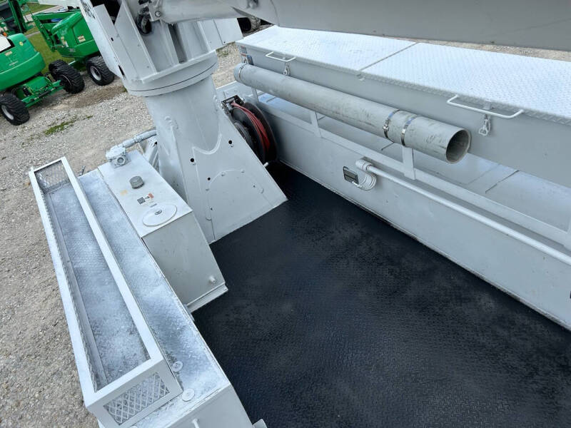 2013 International 7300 Digger Derrick Truck