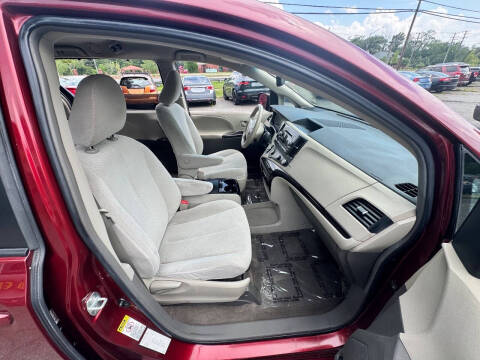2012 Toyota Sienna LE 8-Passenger