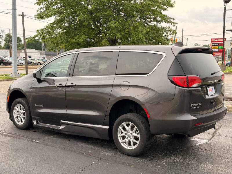 2023 Chrysler Voyager LX