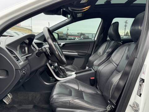 2016 Volvo XC60 T6 Drive-E R-Design Platinum