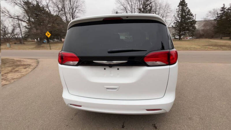 2024 Chrysler Voyager null photo 4