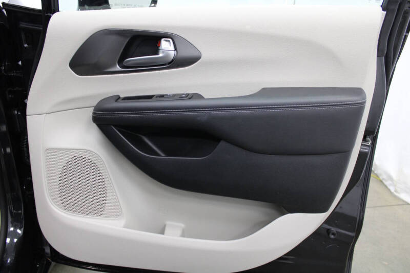 2024 Chrysler Pacifica Plug-In Hybrid Select