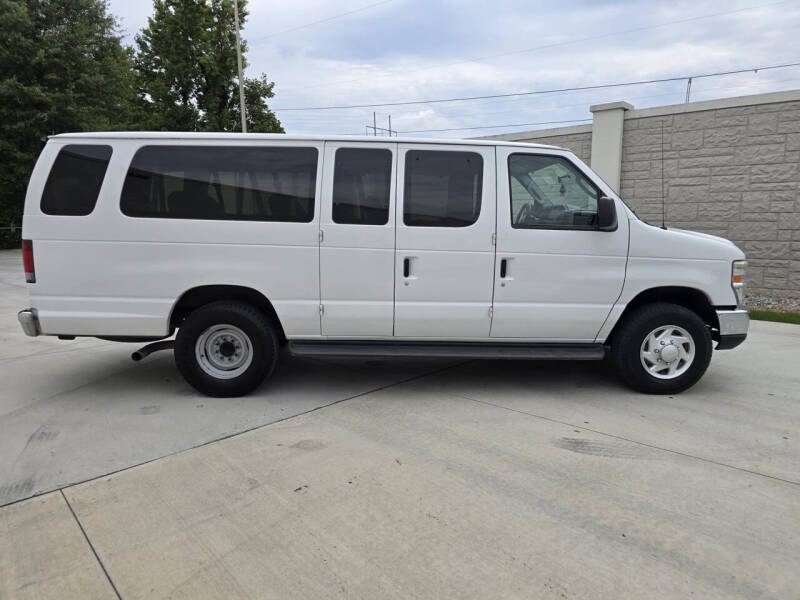 2013 Ford E-Series Econoline Wagon XLT photo 7