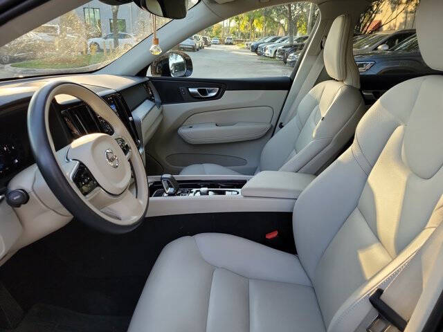 2024 Volvo XC60 B5 Core Dark Theme