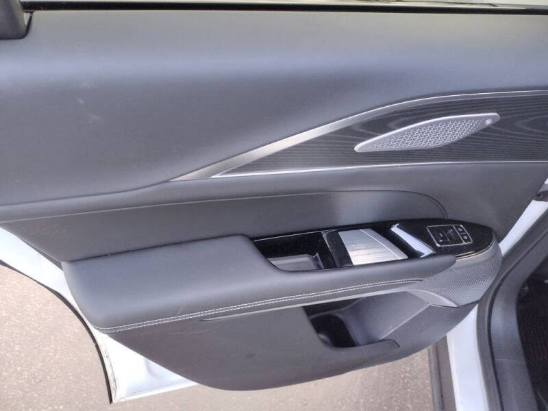 2025 Cadillac LYRIQ Luxury 3