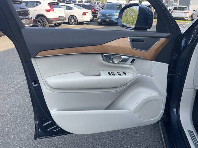 2022 Volvo XC90 T6 Momentum 6-Passenger