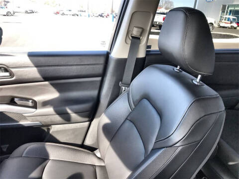 2025 Nissan Pathfinder SL