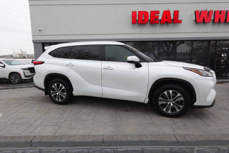 2022 Toyota Highlander XLE's photo