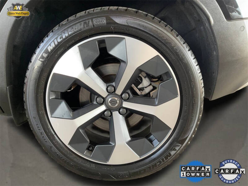 2025 Volvo XC40 B5 Plus Bright Theme