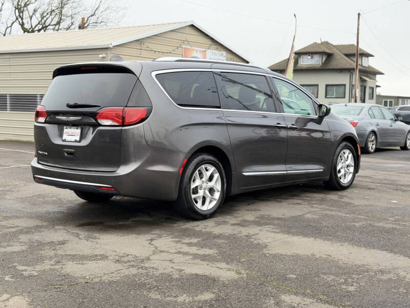 2017 Chrysler Pacifica Touring-L Plus