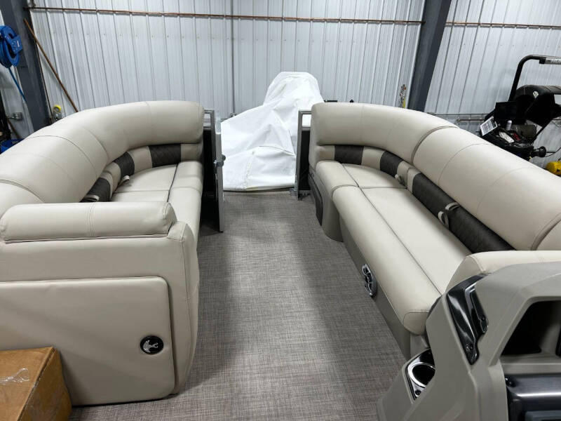 2025 Sun Tracker Party Barge 20 DLX