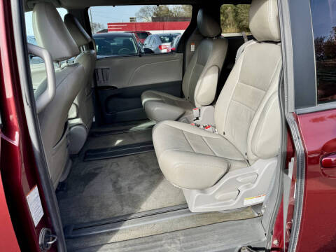 2017 Toyota Sienna LE 7-Passenger Auto Access Seat