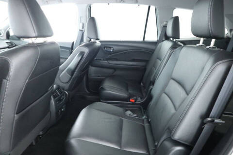 2022 Honda Pilot Touring w/Rear Captain's Chairs