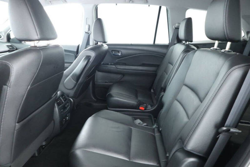 2022 Honda Pilot Touring w/Rear Captain's Chairs