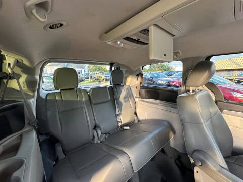 2011 Volkswagen Routan SE