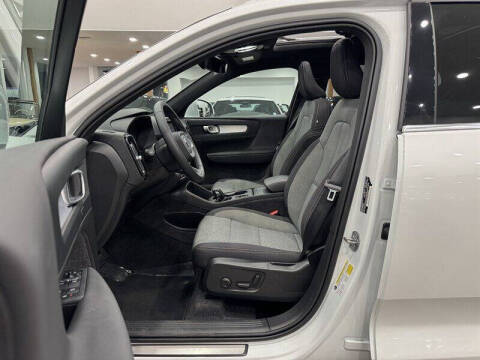 2025 Volvo XC40 B5 Core Bright Theme