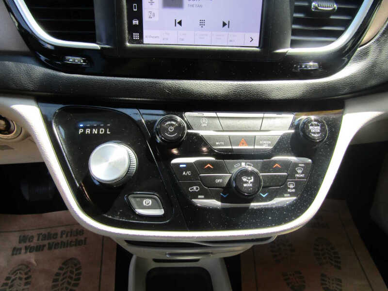 2022 Chrysler Voyager LX