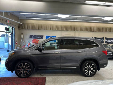 2021 Honda Pilot Touring w/Rear Captain's Chairs