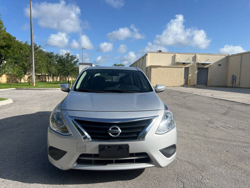 2017 Nissan Versa Sedan SV photo 6