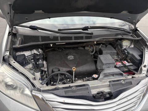 2017 Toyota Sienna LE 7-Passenger Auto Access Seat