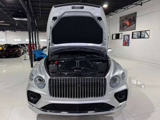2023 Bentley Bentayga EWB V8